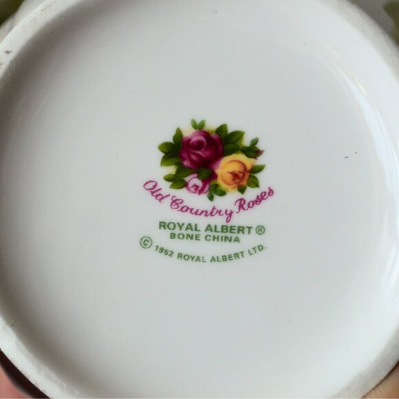 Royal Albert Old Country Roses Chelsea Vase 8-Inch - Picture 4 of 4